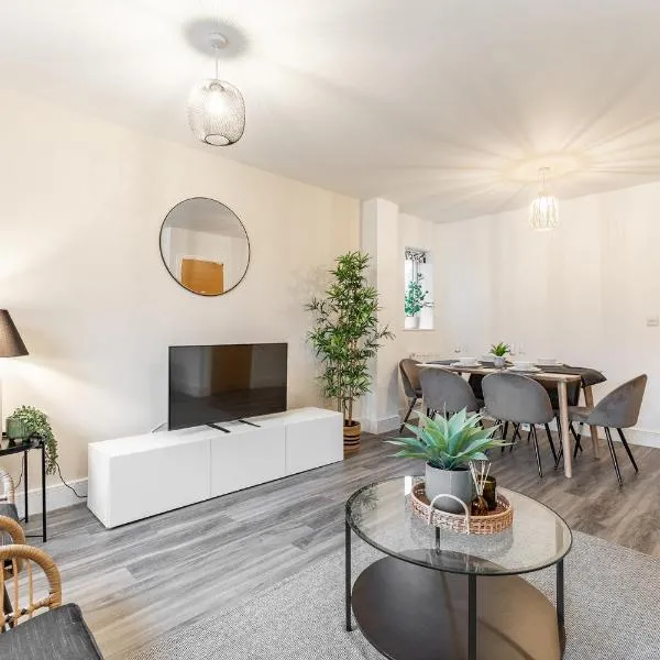 Heathrow House with Parking - Sleeps 5 near M25, Virginia Water, Thorpe Park & Legoland, Mid To Long Term Bookings Welcome, hotel di Stanwell