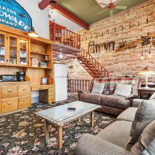 Historic Hardware Loft | 2 Blocks to Downtown, hotel in Saugatuck