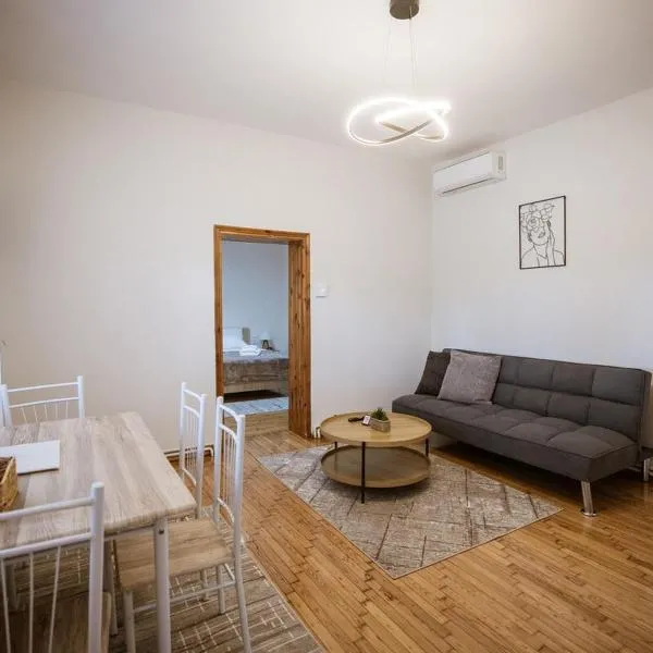 Riverside Escape ,modern residence with courtyard, hotel a Florina