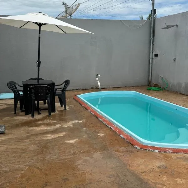 Casa com dois quartos e piscina em mineiros, hotel em Mineiros