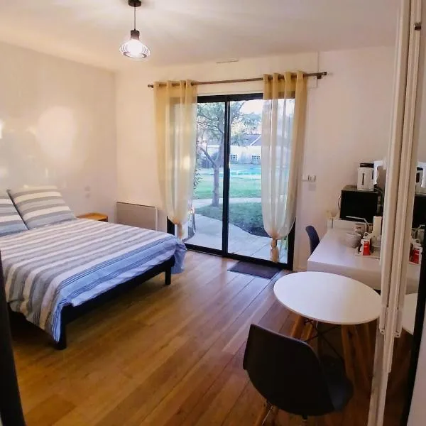 Studio attenant à maison avec parking, jardin, piscine, hotel en Irigny