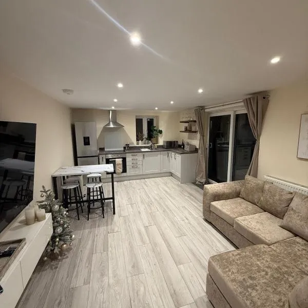 New 2-bed 2-bath detached flat with garden, hotel in Enfield