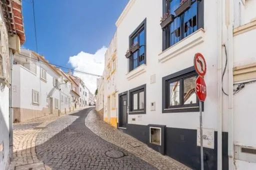 Charming 3 level house in Lagos center great balcony views and near beach: Lagos'ta bir otel