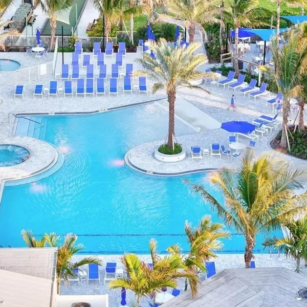 Chic Ocean Getaway - Walk to Beach, Pool & Hot Tub, hotel en Fort Pierce