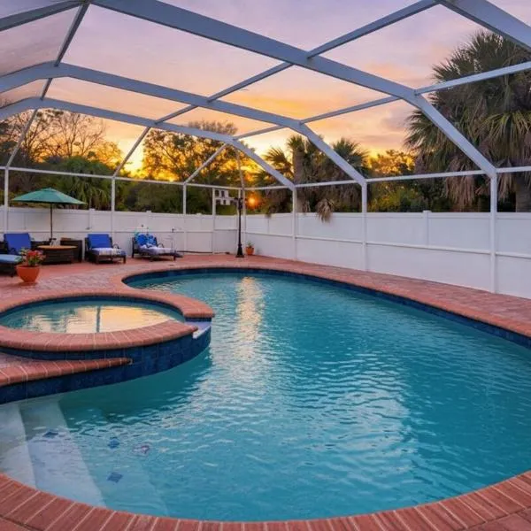 Casa Kampa, con 3 bedrooms and 3 bathrooms, offers a heated swimming pool and a heated spa at no extra cost, hotel v destinaci Tampa