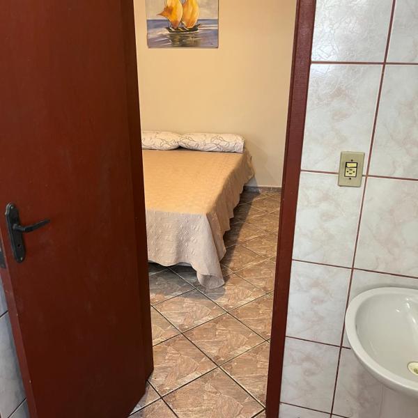 Quarto casal banheiro kitnet Antonina há 15 km de Morretes - Foto 4