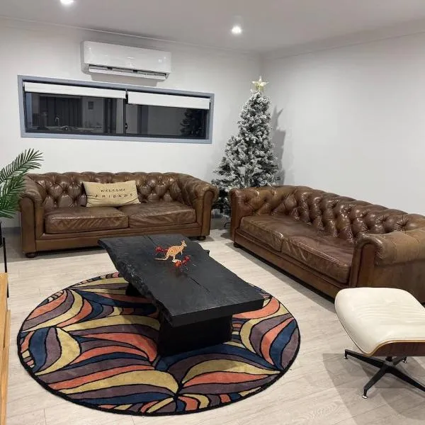 The Ultimate Family Retreat - Stylish & Spacious, hotel em Deagon