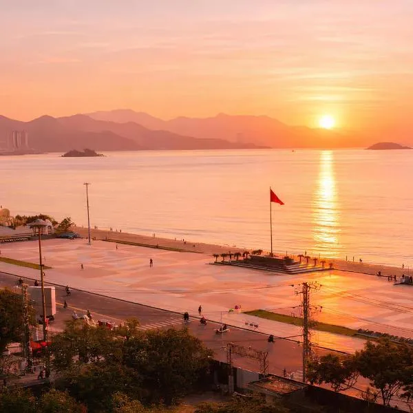 Sea Light Hotel Nha Trang Beach، فندق في نها ترانغ