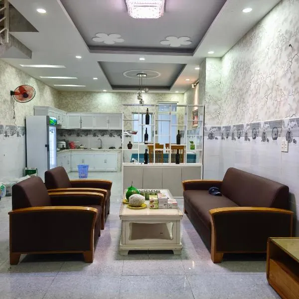 Long Homestay Xuyên Á - Hotels，Ðức Hòa的飯店