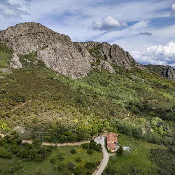 Casa de la luz-Finca la sierra Alojamiento de 4 estrellas completo en el corazón del Geoparque de 6 a 12 personas, hotell i Berzocana