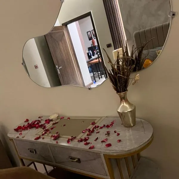 Executive Furnished 1-Bedroom Apartment Near Giga Mall ! City View Zeta Mall, hotel v destinaci Islámábád