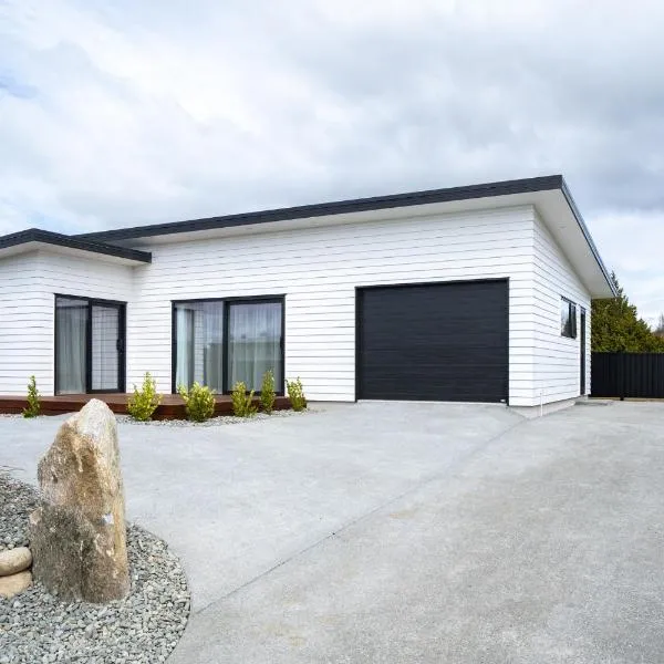 Murchison View house with Jacuzzi, Hotel in Te Anau