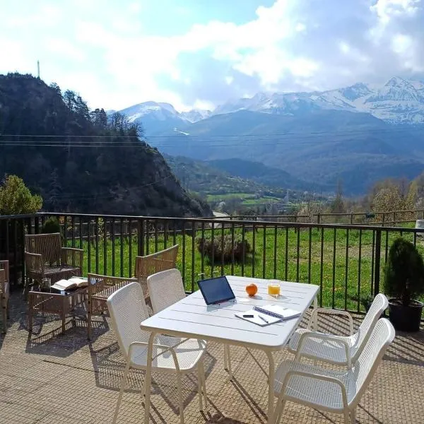 La Terraza de Escarrilla, con piscina，埃斯卡利亞的飯店