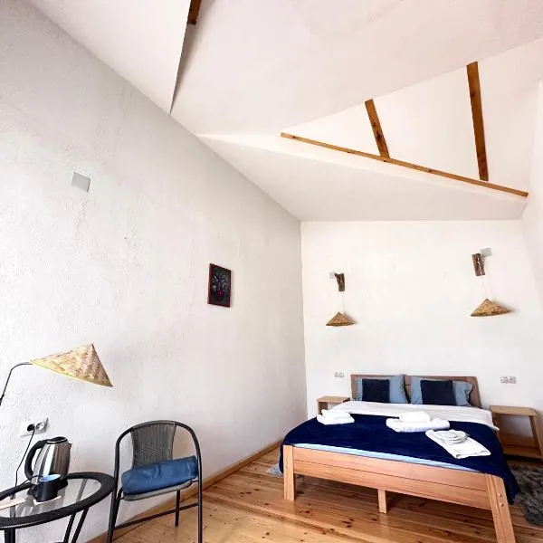 "White House Nakani" - Guesthouse near the centre，梅斯蒂亞的飯店