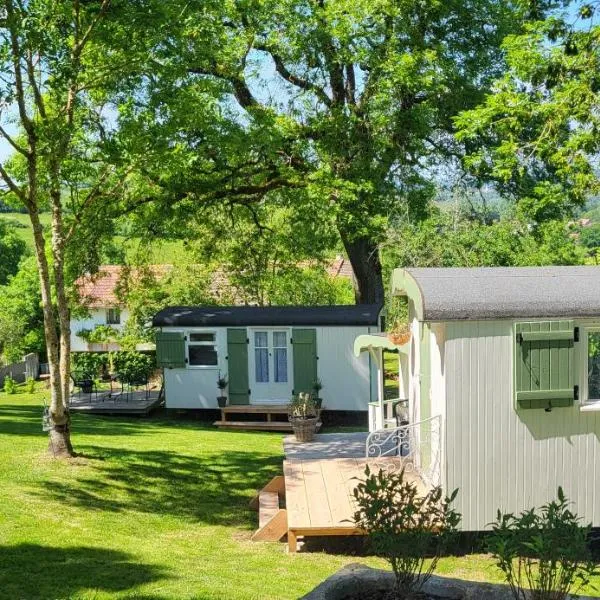 Petit a Petit - gypsy wagons and Bell tents in the Bourgogne，Saisy的飯店