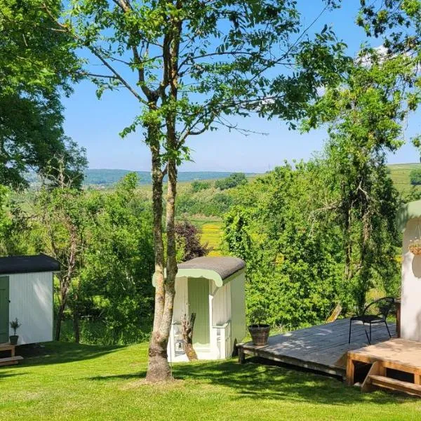 Petit a Petit - gypsy wagons and Bell tents in the Bourgogne, hotel em Saisy