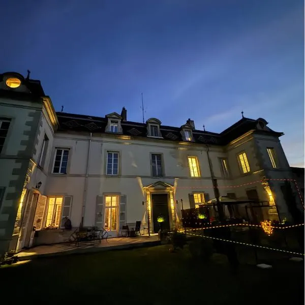 Entire Apartment in an 18th-Century Castle with Private Garden, hotel a Marliens