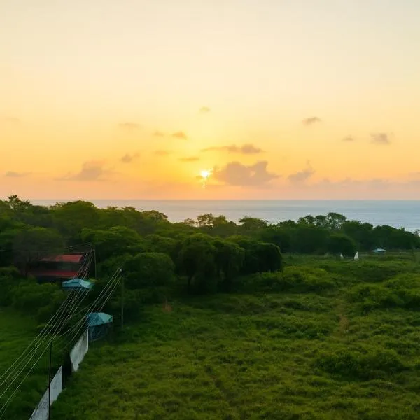 Spacious Sea-View 3BR Family Apartment near Bamburi Beach, Mombasa marine water park & PrideInn Beach resort with Pool & free Parking 5 minutes walk to the beach with a sunrise view above the Sea, hotel em Mombasa