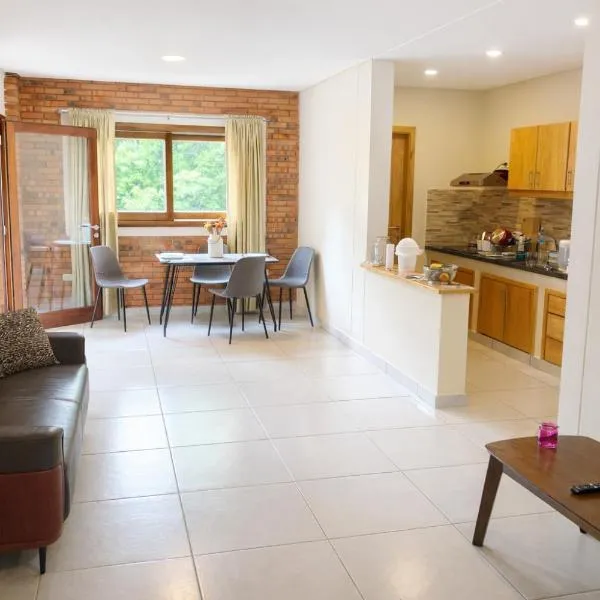 Elegante apartamento nuevo de 75 m2 con balcón y parking privado, hotel en Nemby