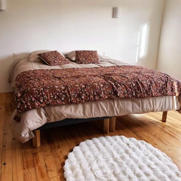 Spacious, bright and comfortable bedrooms, khách sạn ở Lannemezan