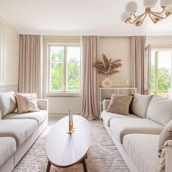 Historic apartment by the water STHLM, hotelli Solnassa