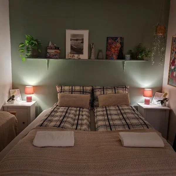 Peaceful farmroom with free sauna, wifi, parking and northern light, hotel en Narvik