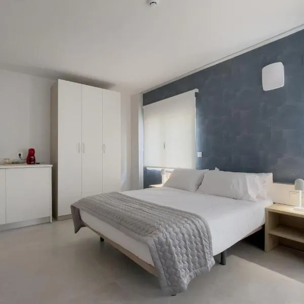 6 de Mayo alojamientos, hotel in Almansa