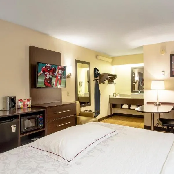 Red Roof Inn PLUS+ St. Louis - Forest Park / Hampton Ave., hotelli kohteessa Saint Louis