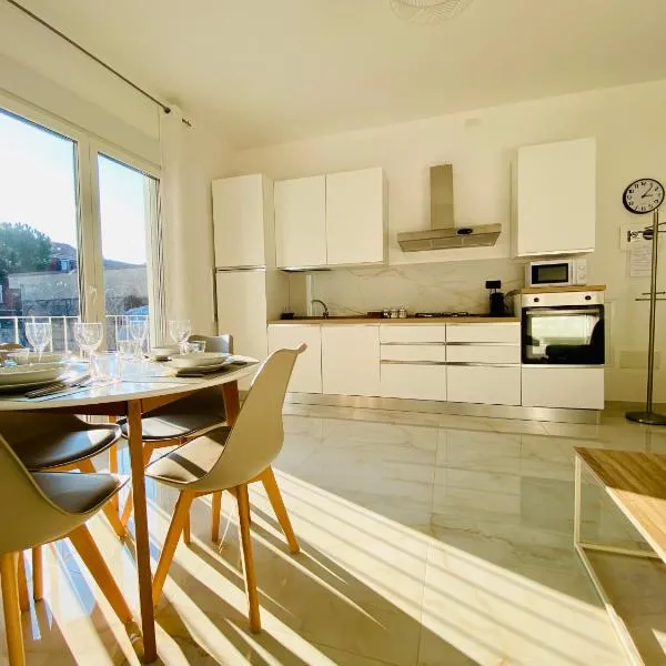 Corso 42 - Bilocale moderno e spazioso con riscaldamento a pavimento, hotel em Novara