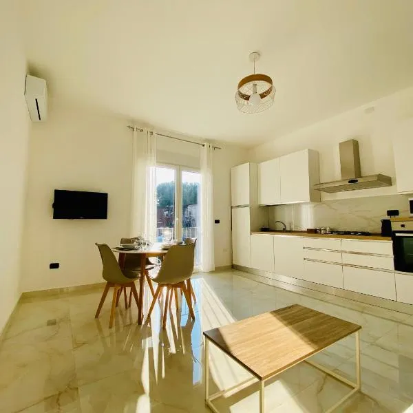 Corso 42 - Bilocale moderno e spazioso con riscaldamento a pavimento，諾瓦拉的飯店