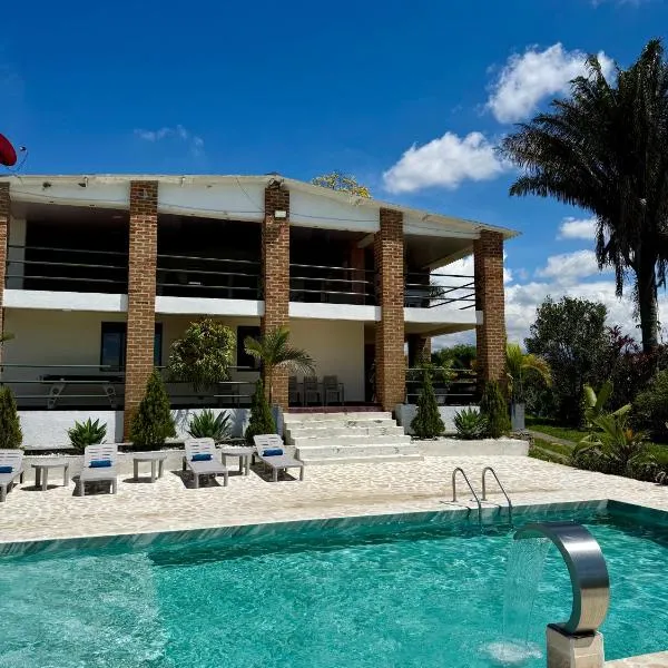 Nido Tangara - Finca Boutique Piscina y Vista - Pereira, Colombia – hotel w mieście Pereira