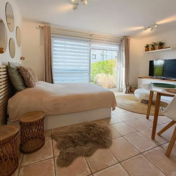 Studio Amor op het gelijkvloers met tuintje nabij strand: De Haan şehrinde bir otel