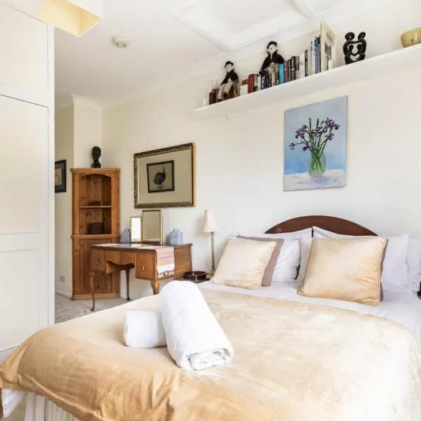 Double bedroom in homely, 5 bedroom family house by the river in Fulham, Hotel in London