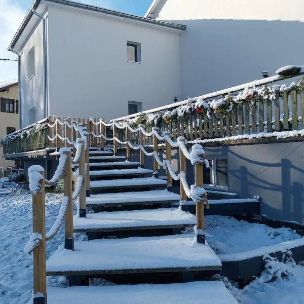 Gîte Sous le marronnier jusqu'à 10 personnes, hotel en Hadol