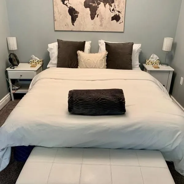 Peaceful Bay Getaway Entire Private Suite -1 bedroom, 3 beds, hotel v destinaci Winnipeg