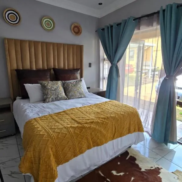 HUZULA Royal Residence، فندق في امبانجيني