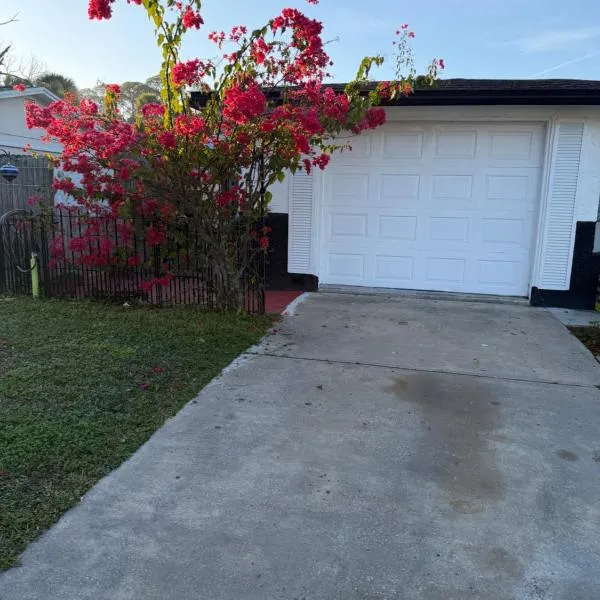 Nice private room with separate entrance, khách sạn ở Port Richey