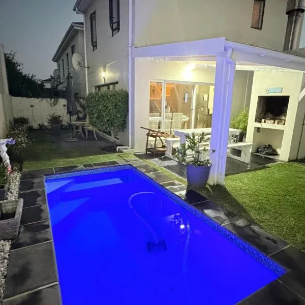 Villa on Private Estate with Pool, hotel din Hermanus