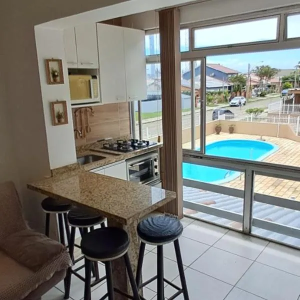 Apartamento com piscina, apenas 200 metros do mar, hotel in Capão da Canoa