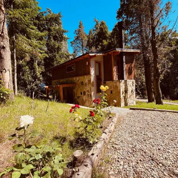 LOS HUEMULES - casa nueva en medio del bosque y a pasos del centro de la ciudad-, hotel in San Carlos de Bariloche