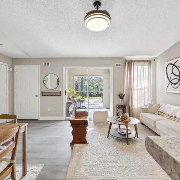 Quiet Gated Condo Near Universal with Pool and View, hotel Orlandóban
