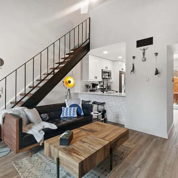 Contemporary Couples Getaway Near Austin Favorites - Loft 21, hotel i Austin