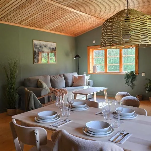 Peaceful Forest Cabin in Dalarna with Fireplace & Patio, hotel Malungban