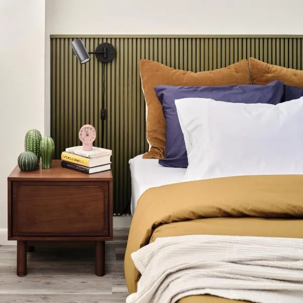 Midcentury Couples Designer Loft - Casa Tuya, hotel i Austin