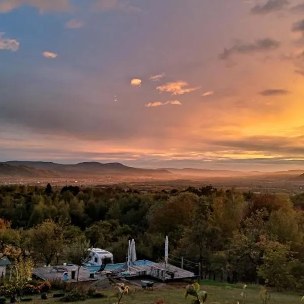 Langaland Glamping unități de cazare în natură cu mic dejun și cină incluse, hotel en Susenii Bîrgăului