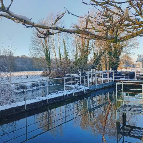 Au Moulin des Prés - Gîte 15 couchages au bord de l'eau, hotel en Croissy-sur-Celle