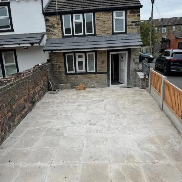 Aurang House, 1 Bedroom, Double bed, en-suite, with Kitchen, 55" Flat TV, Private Parking: Huddersfield şehrinde bir otel