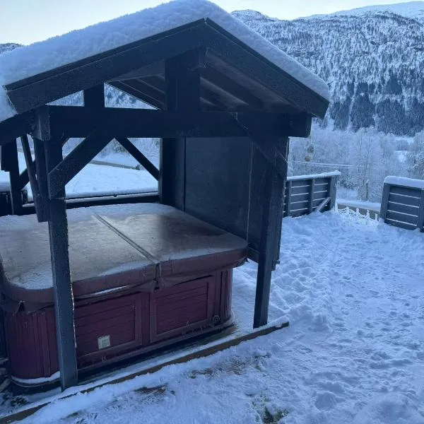 Traditional Norwegian cabin with sauna!, hotell på Vossevangen