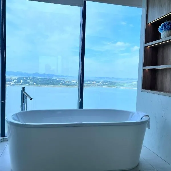 Executive Bay View A La Carte Hạ Long, hotel in Ha Long