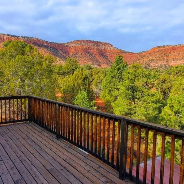 Elegant Lofted Home in Kanab - On Site Hiking & Red Rock Views from Deck, hotelli kohteessa Kanab